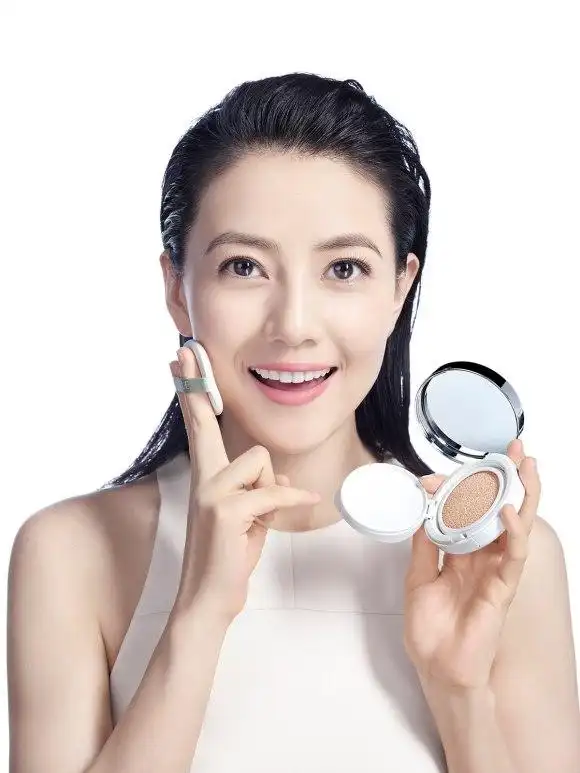 宅男女神高圆圆代言新造型,无袖紧身上衣配干练发型,成熟有韵味