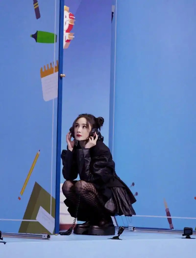 杨幂黑丝可爱照,这造型太可爱了,王牌对王牌!#女明星# #娱圈新动向# #