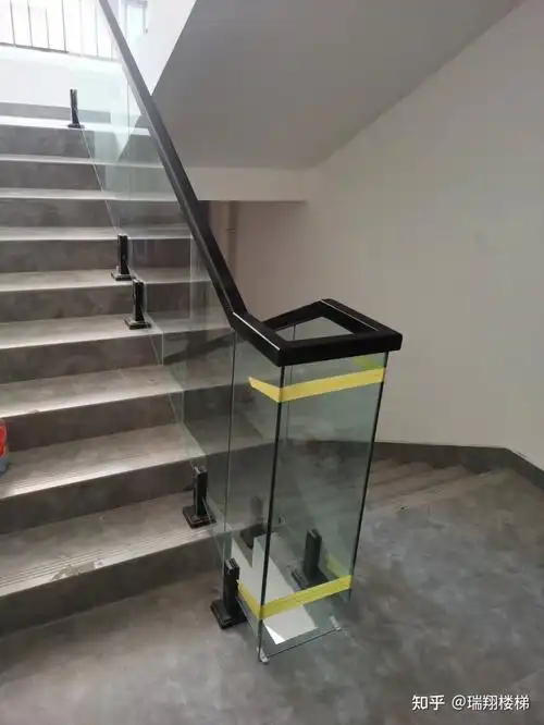 转角处的扶手也要跟着玻璃一起,采用45°拼角工艺,进行完美拼角.