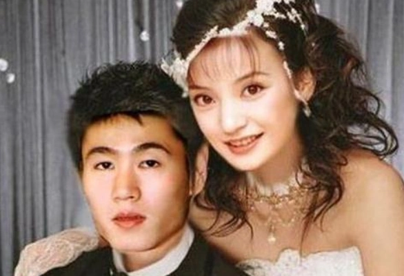 赵薇结婚照在拍完结婚照后赵薇和奥运会乒乓球冠军转身嫁给了一位富商
