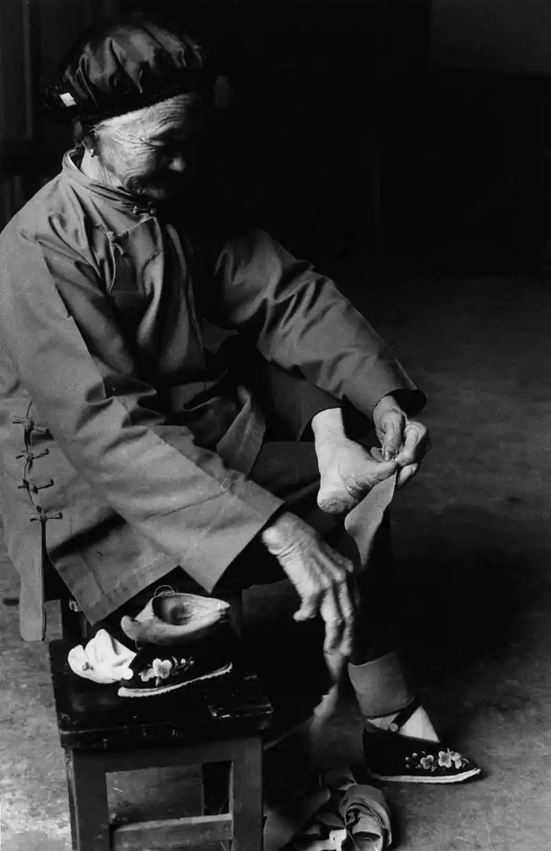 网店售三寸金莲缠足袜299一双# 三寸金莲是一种残酷的封建陋习,它是