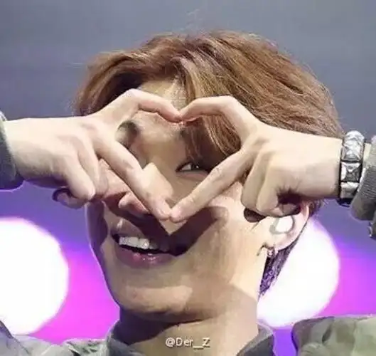 图/网络)3,手臂比心:动作要领就是通过双臂环绕于头顶组成心形