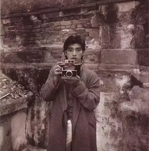 《重庆森林》中金城武的用演技迷住多少影迷   看着他帅气的吸烟