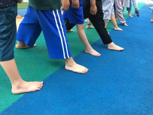 热身操 放松肌肉 游戏课程《疯狂指压板》通过游戏指压板锻炼了小朋友