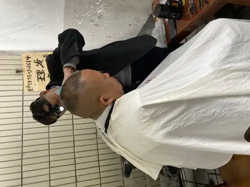 5块钱的"顶上功夫":老街理发师20年低价理发,有人专程去找他__凤凰网