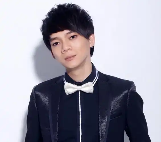 知名情歌歌手六哲在11月17日回到老家湛江,举办了他的婚礼.