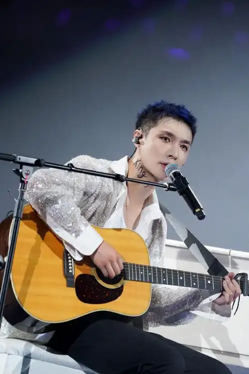 张艺兴2024世界巡演西安站##张艺兴蓝色碎盖短发##张艺兴2024世界