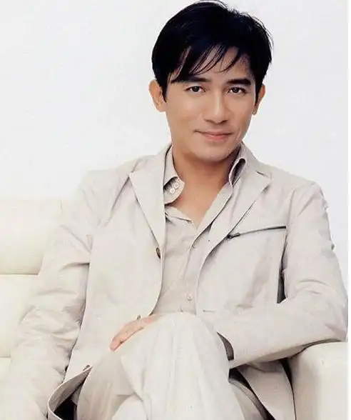 58岁梁朝伟近照曝光,被指满脸皱纹像老头?稀疏白发显苍老