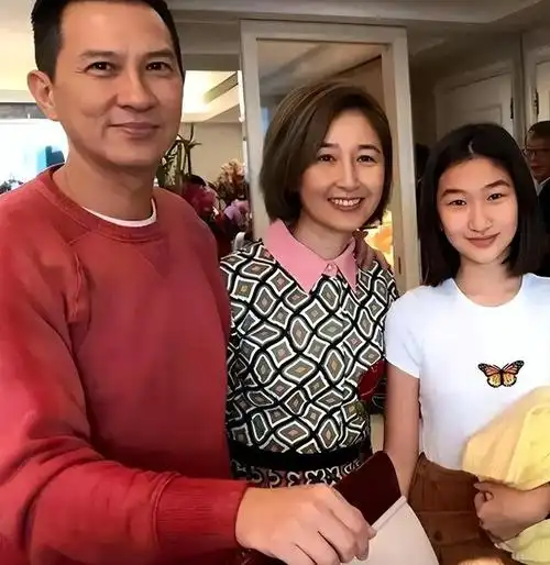 张家辉女儿长大了!和关咏荷年轻时的样子很像!没辜负老妈的颜值