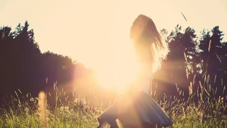 美女背影唯美高清桌面壁纸图片