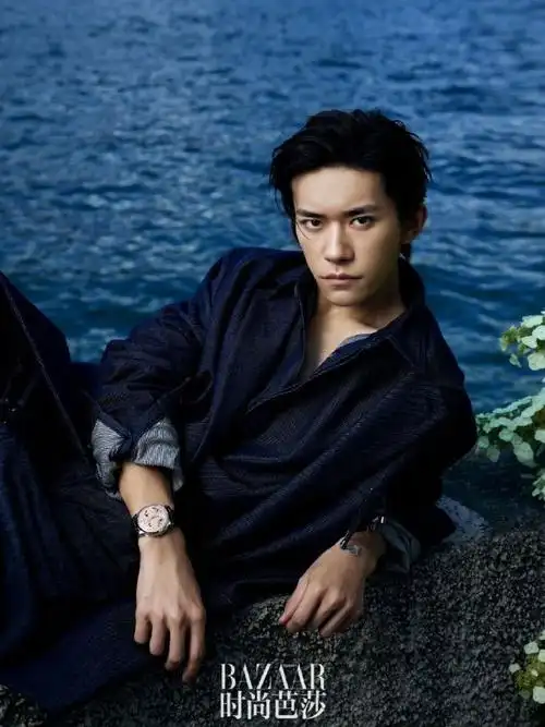 易烊千玺黑风衣大背头##易烊千玺的侧脸下颌线