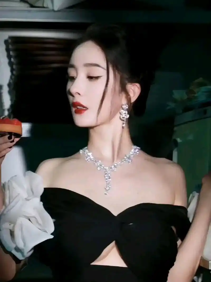 杨幂妥妥的女王范,真的太美了. #娱评推荐官# #明星生图大赏