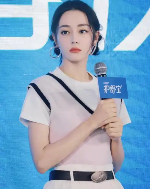 迪丽热巴参加品牌活动,身穿白色短裙扎双丸子头,休息是因为疲惫_腾讯