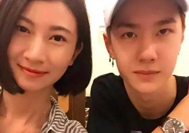 特别是王一博妈妈在年轻时候抱着王一博的照片,完全可以说是惊艳了