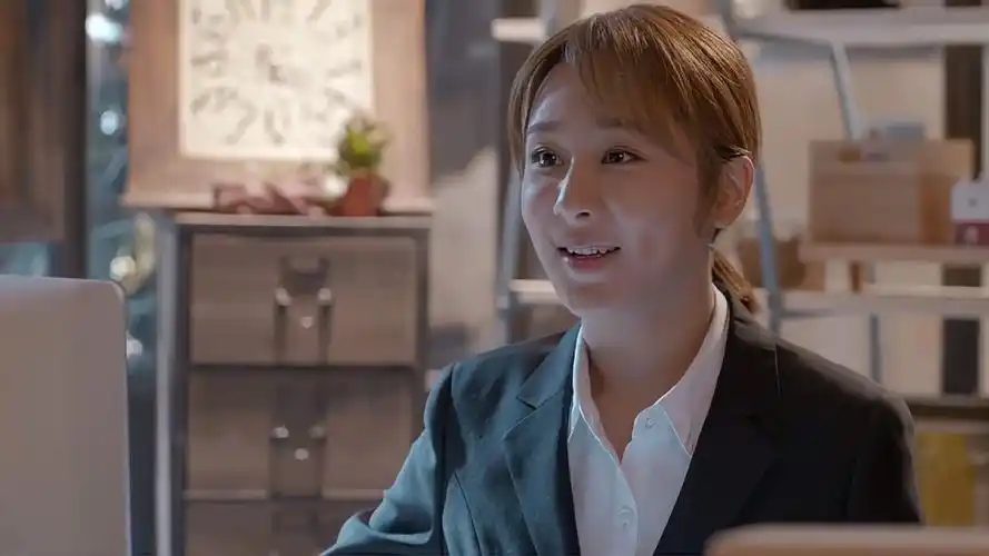 欢乐颂2邱莹莹面试新员工表面上有模有样下秒就暴露真面目