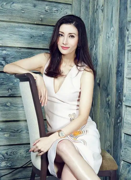 45岁李嘉欣小秀性感肤白貌美毫无岁月痕迹