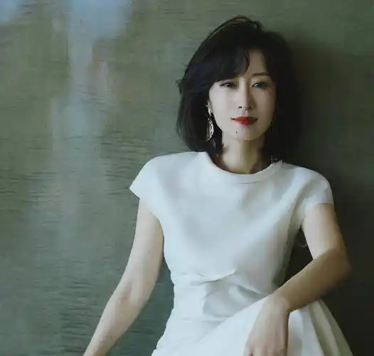 44岁刘敏涛出席活动,自信大方吊打小花_年龄段_女明星_身材