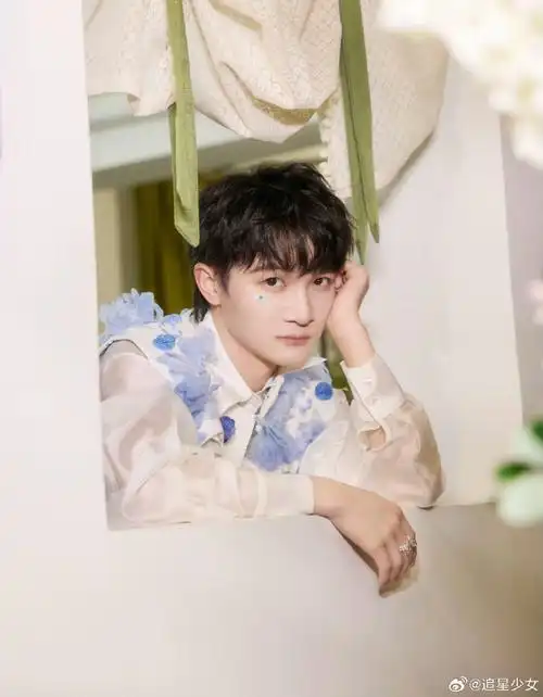 大片#周深生日大片帅的嘞 一年一度的生日来咯～超有氛围感的一组照片