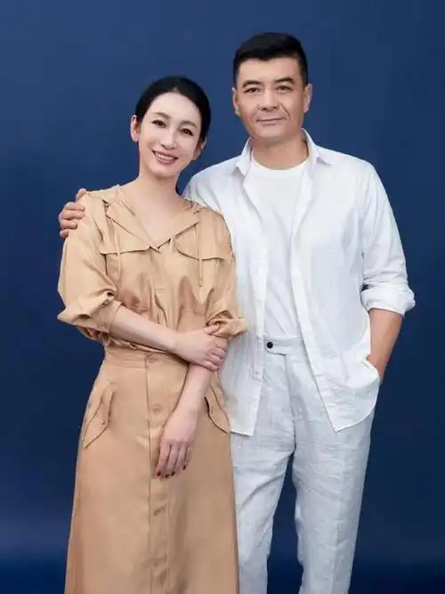 秦海璐同框老公像两辈人,穿一个色减龄又洋气,被宠成公主看得见