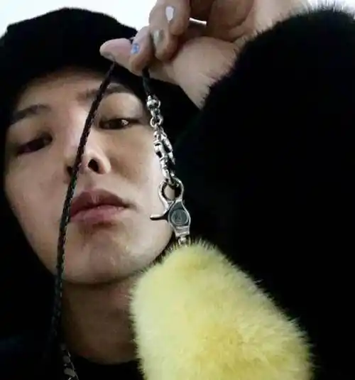 原创权志龙晒对镜自拍低胸服饰引争议网友不是限韩吗