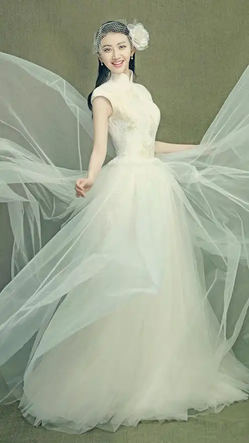 景甜早期婚纱写真火了穿白色礼服坐在凳子上摆拍赏心悦目