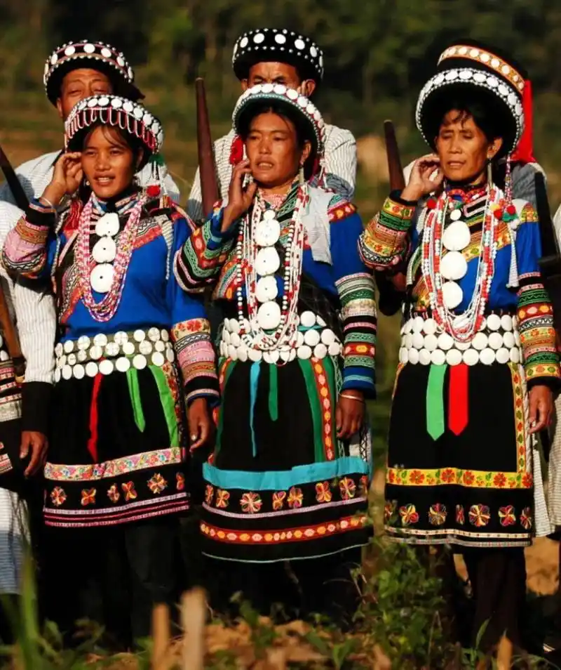 泸水傈僳族福贡,贡山,兰坪傈僳族女子服饰衣,裙搭配多是镶彩边及腰的