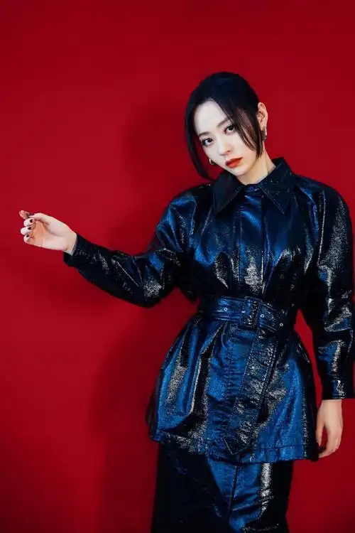 张靓颖厉害了,把别人不敢穿的皮衣穿出了时尚感,这衣品不得了