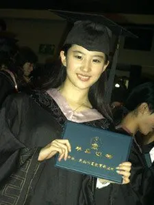 刘亦菲,1987年8月25日出生于湖北省武汉市,华语影视女演员,歌手,毕业