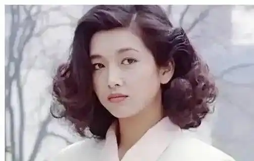 必是万人空巷;近几年,江珊接戏的密集度不高,很多年轻的网友可能不