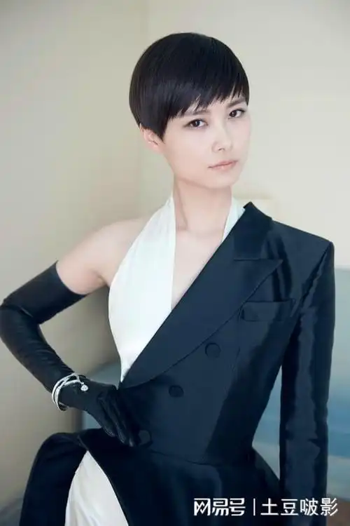 李宇春被帅哥抱起网友捧腹大笑的搞笑照片