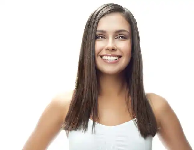 女人的美丽,看着摄像机的白色背景长发黑发露齿微笑吸引力微笑女人