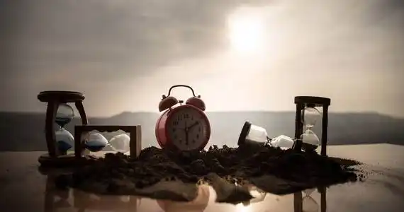 时光流逝的云沙漏般的流逝.