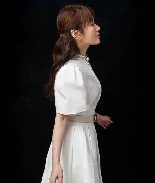 原创48岁杨钰莹近照太美身着一袭白衣宛若仙女笑容可掬太养眼