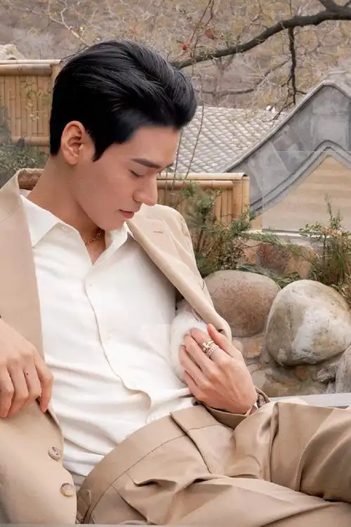 龚俊时尚芭莎背头抱兔子造型