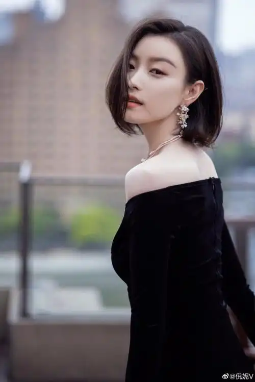 倪妮久违晒露脸照穿运动装秀长腿马甲线