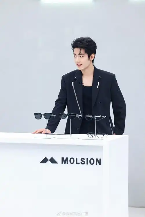 x玖少年团肖战daytoy最新活动随拍,全黑西装 黑框眼镜造型,酷酷的 !!