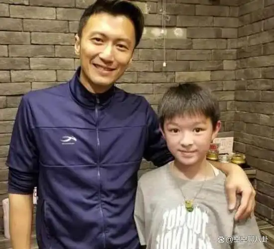 近日,谢霆锋携长子归来.
