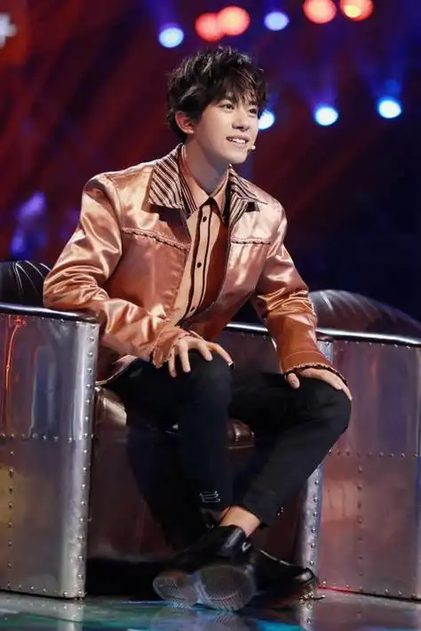 23岁在tfboys出道初期,易烊千玺是最不被看好的一位成员,人气是垫底的