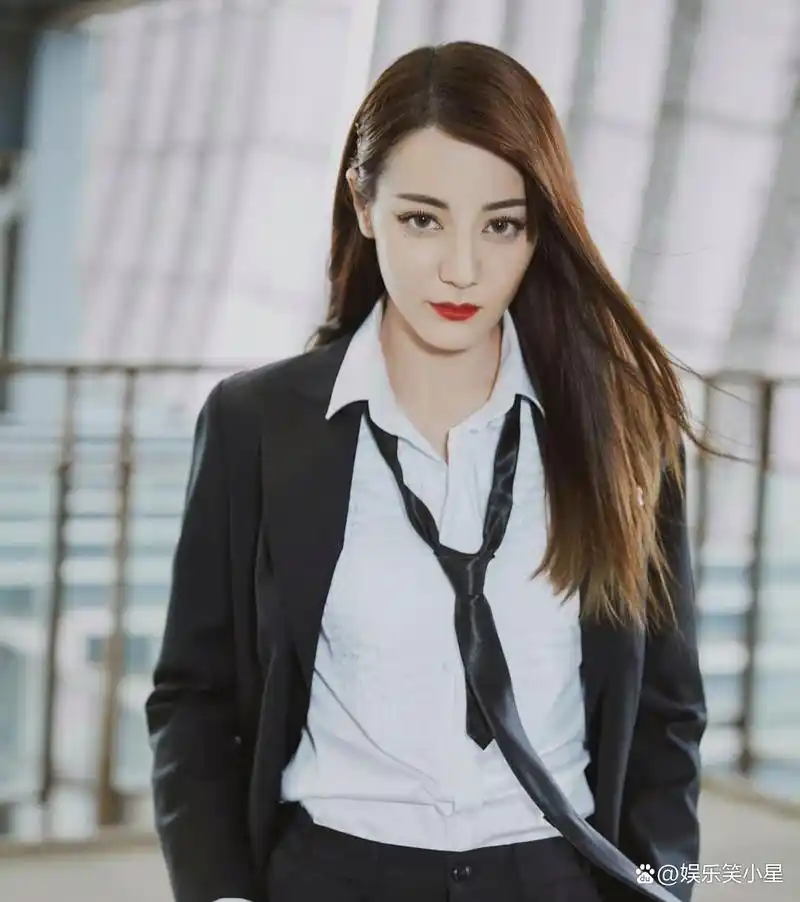 迪丽热巴职业装 有被惊艳到