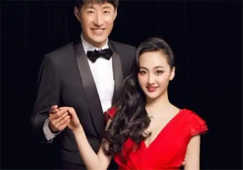 她24岁嫁大13岁丈夫生3胎依然很美3个儿女颜值都遗传她