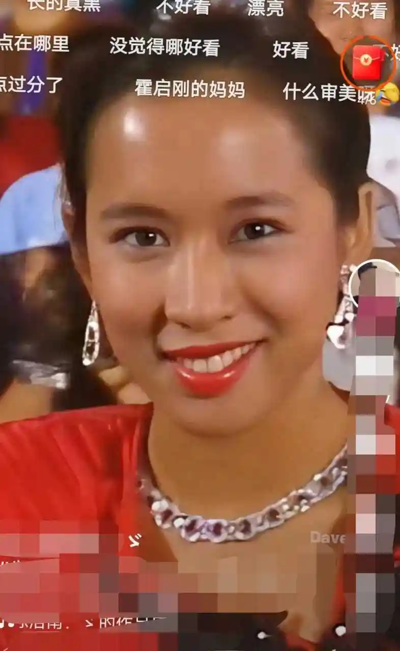 朱玲玲十八岁的照片皓齿明眸,活泼开朗,落落大方.霍震霆对她一见钟情.