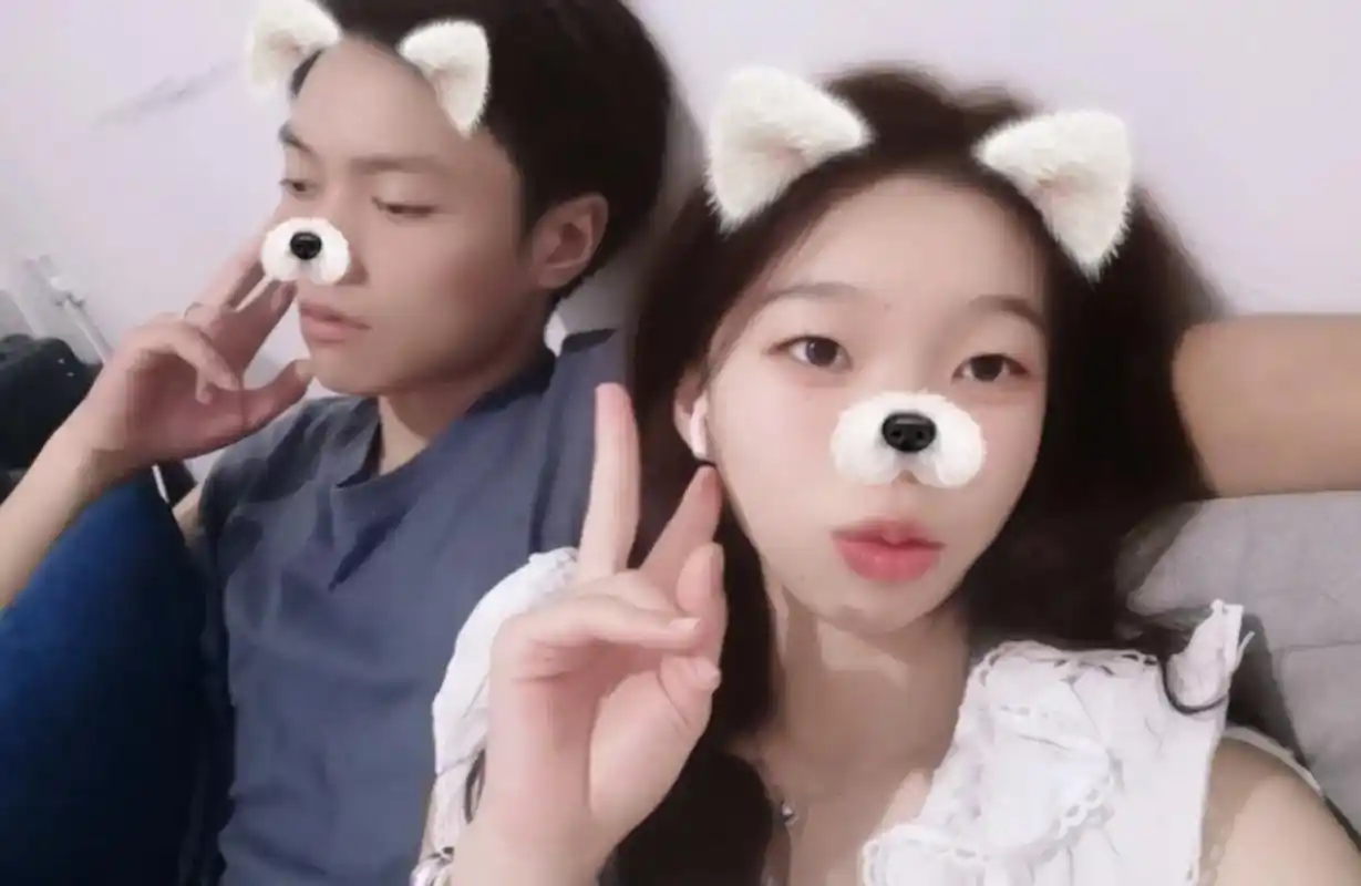 想用这首歌发,所以找了两张跟男朋友的照片@0815. #合照 - 抖音