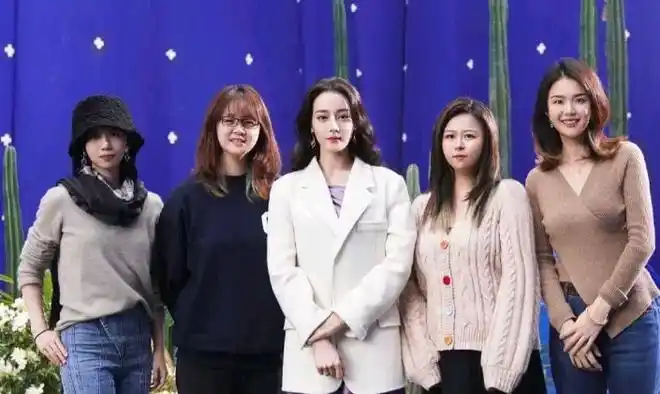 迪丽热巴和素人同框,皮肤白嫩,五官亮眼,不愧是女明星|杨幂|古力娜扎