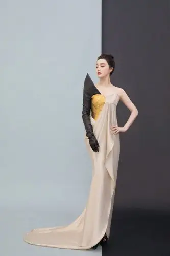 范冰冰身着ronaldvanderkemp高定礼服上阵独特的剪裁设计