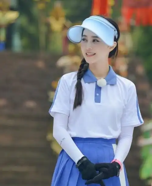 范冰冰穿校服梳麻花辫扮学生 清凉水嫩不失成熟