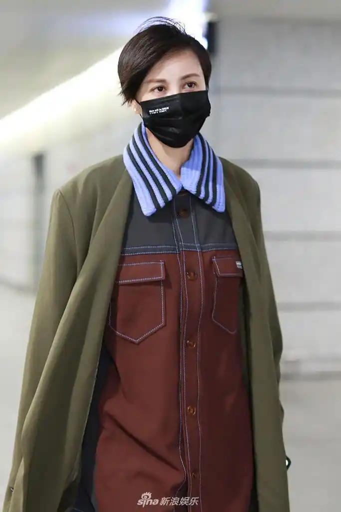 组图:张歆艺短发飒爽十足 穿长大衣边小跑边打招呼笑眼弯弯_高清图集