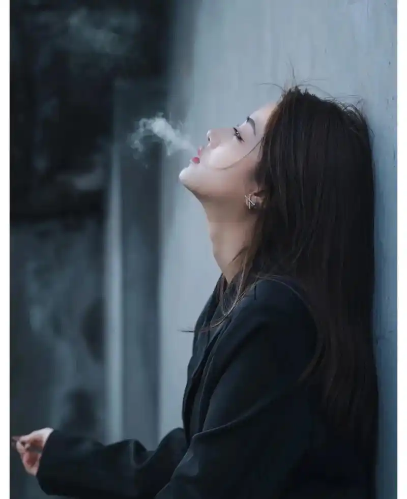 又一首伤感歌曲#以前讨厌抽烟喝酒的女人 现在才知道 抽烟的 - 兑音