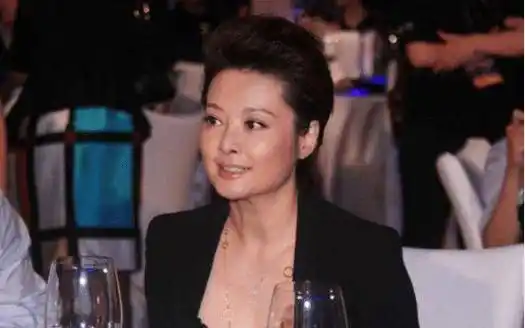 曾经是邓超的前女友,50岁的袁立,身材发福状态大不如从前_男女_因为