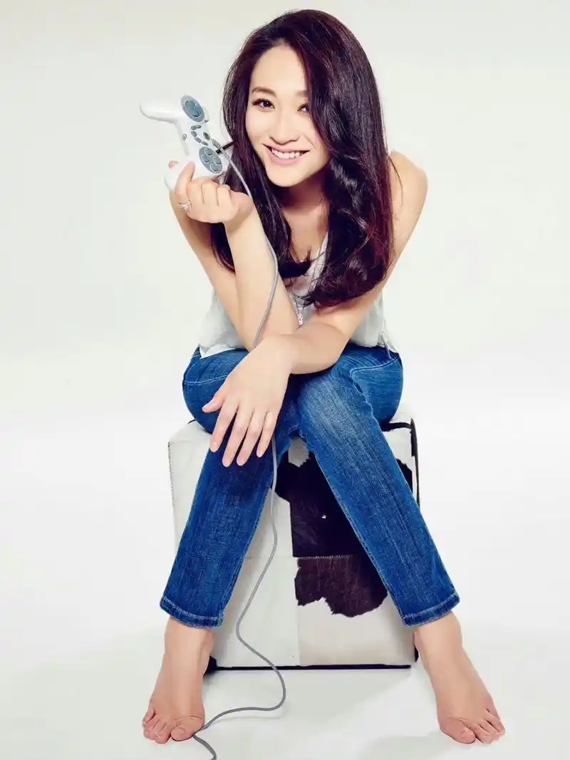 演员李小冉展示美腿玉足,2014年,李小冉凭借家庭剧《大丈夫》获得第20