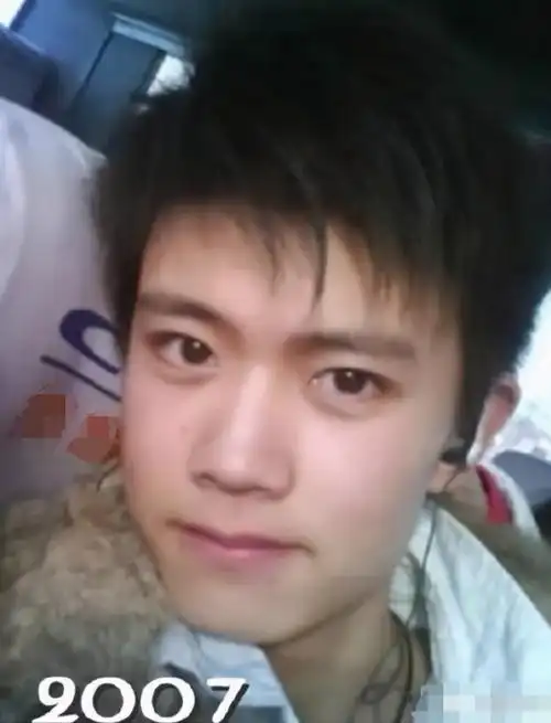 任嘉伦青涩旧照曝光,大眼抿嘴自拍气质变化大